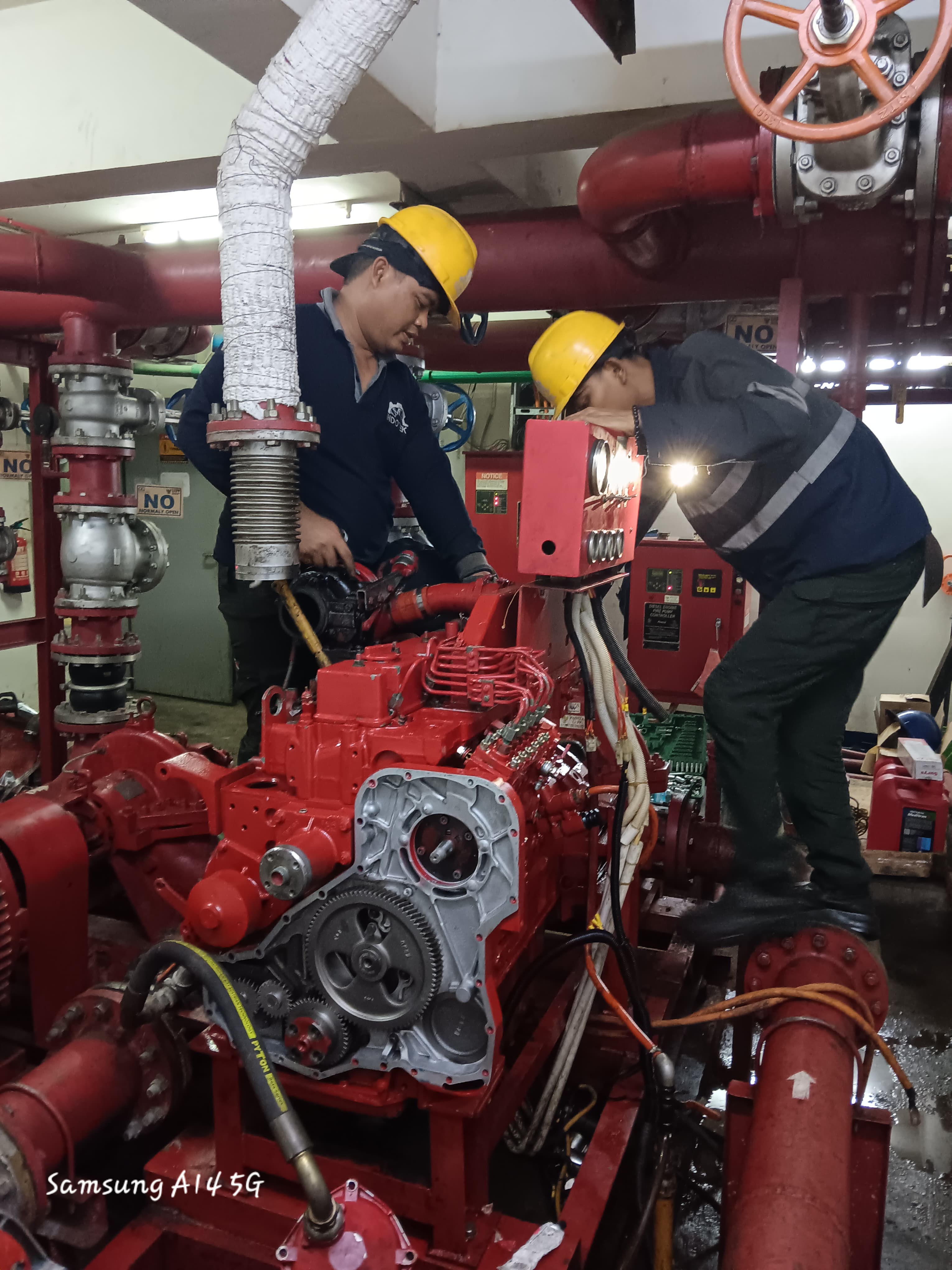 Uji tekanan periodik dan kalibrasi panel kontrol sistem proteksi kebakaran gedung.